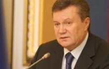Янукович вклонився колишнім в'язням концтаборів