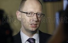 Яценюку под Киевсоветом разбили очки