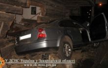На Закарпатті іномарка влетіла в будинок: є постраждалі (фото)