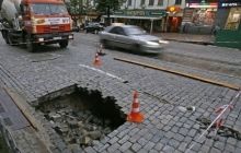 У центрі Києва перекрили вулицю через провал дороги