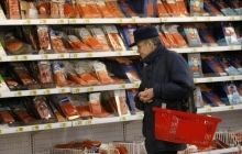 Почти две трети россиян в последние месяцы стали экономить на продуктах