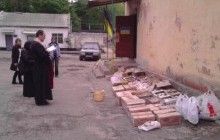 Харків’яни принесли до військового шпиталю Великодні частування та паски