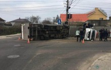 В Одессе грузовик столкнулся с маршруткой: 11 пострадавших (видео)