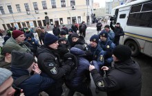 Несколько десятков активистов приехали к дому Авакова