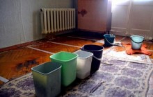 Ллє як з відра: під Дніпром жінка живе з діркою у стелі