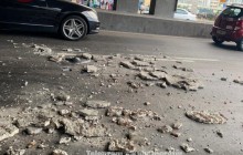 "Втомився ще один": у Києві шматок мосту впав на авто (фото, відео)