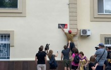 Годовщина смерти Гандзюк: под Главным управлением полиции в Херсоне жгут дымовые шашки (фото, видео)