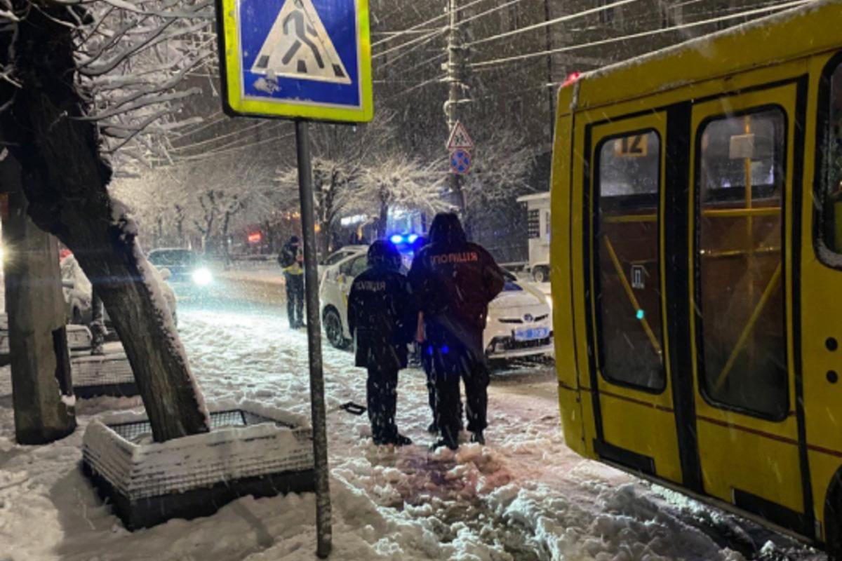 По словам свидетелей, водитель маршрутки пытался избежать ДТП / фото Черновицкий луч По словам свидетелей, водитель маршрутки пытался избежать ДТП / фото Черновицкий луч
