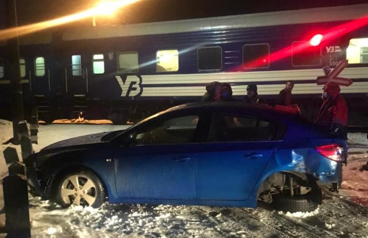 Біля Львова авто влетіло у потяг / фото ГУНП Львівської області Біля Львова авто влетіло у потяг / фото ГУНП Львівської області