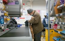Українці почали менше витрачати на їжу і більше - на ліки (статистика)