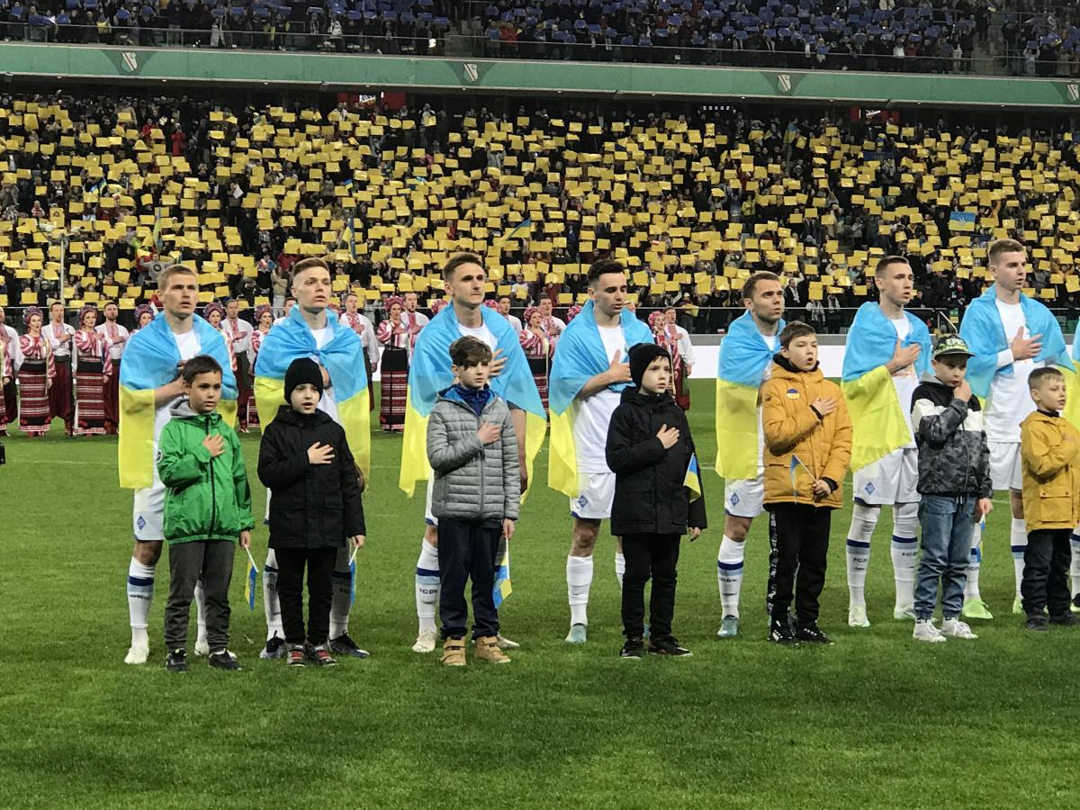 У Варшаві розпочався благодійний матч #StopWarInUkraine Легія - Динамо У Варшаві розпочався благодійний матч #StopWarInUkraine Легія - Динамо